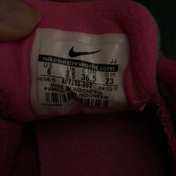 Never worn nikey sneakers - Picture 2 of 2